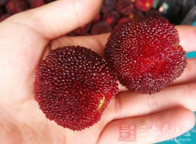 因為楊梅屬性溫類植物，食用後可助人促熱上火