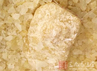 將楊梅加少許鹽放電飯鍋中蒸熟,加冰糖焖一會兒,就象吃楊梅罐頭一樣