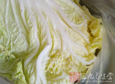 食用腐爛的大白菜後,會使人缺氧而引起頭痛、頭暈、惡心、腹脹等 食用腐爛的大白菜後,會使人缺氧而引起頭痛、頭暈、惡心、腹脹等