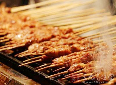 如果吃了燒烤等路邊攤,不妨搭配蔬菜、水果 如果吃了燒烤等路邊攤,不妨搭配蔬菜、水果
