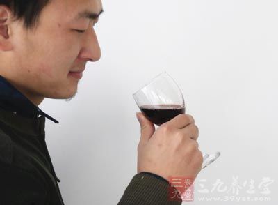 若是此時大量飲酒，可引起重度酒精中毒，甚至導致死亡