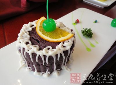 吃大量的冷飲，很容易使得正常的腸胃溫度下降
