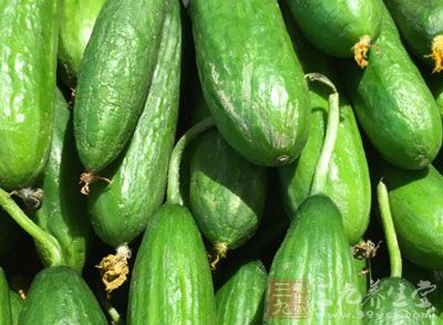 黃瓜顏色會變深，瓜體變軟，切開後可見到透明狀膠狀液體