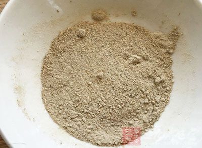 將炒好的雞蛋和木耳加進韭菜裡，放點胡椒粉和海鮮醬油調味