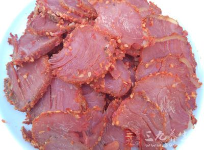 小腸根部有一個先天性裂孔，牛肉、啤酒下肚後，小腸蠕動加速，“鑽進”了這個裂孔裡