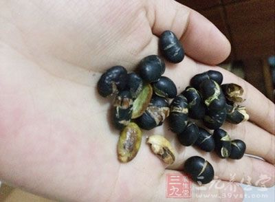 專家表示可能是誤食了發霉的谷物，豆類等造成的