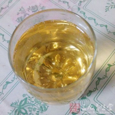 長期、大量的喝酒就會嚴重損害肝髒健康，從而導致肝癌的發生