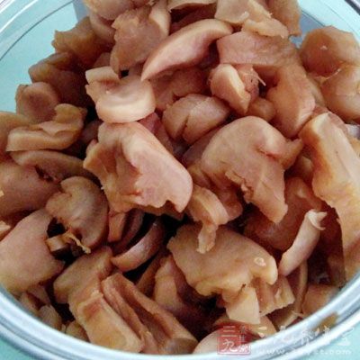 如腌肉、烤肉、烤腸、鹹魚、鹹菜等，這也是誘發肝癌的常見原因之一