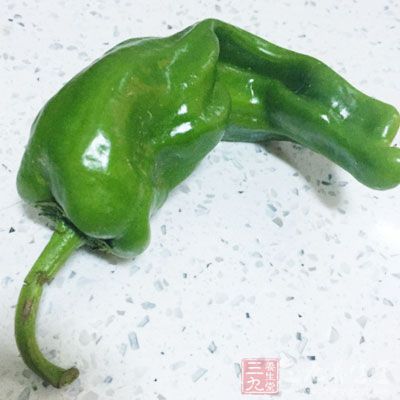 長茄子2根,青椒30g,紅椒30g,油,鹽,黃豆醬15g 長茄子2根,青椒30g,紅椒30g,油,鹽,黃豆醬15g