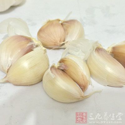 茄子適量、食鹽適量、蒜適量、干辣椒適量、橄榄油少許 茄子適量、食鹽適量、蒜適量、干辣椒適量、橄榄油少許