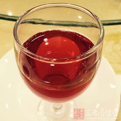 餐前與睡前可以適量飲用以不超過50㏄為限 餐前與睡前可以適量飲用以不超過50㏄為限