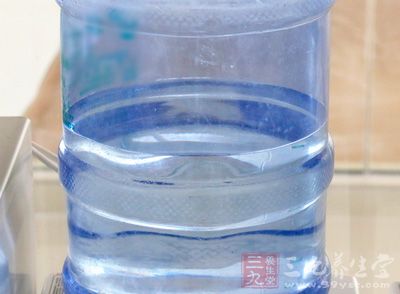 有不少人傾向於喝純淨水，或者小區裡安裝的自動售水機裡面的水