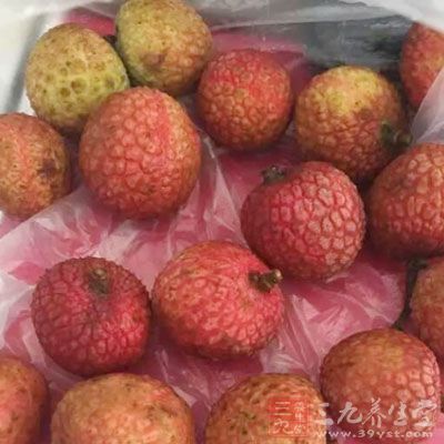 荔枝辛溫,入肝、腎經,有理氣止痛作用 荔枝辛溫,入肝、腎經,有理氣止痛作用
