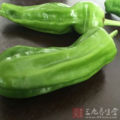 茭白150克,青椒1個,魚片100克、油、鹽、料酒、蔥姜、雞精適量 茭白150克,青椒1個,魚片100克、油、鹽、料酒、蔥姜、雞精適量