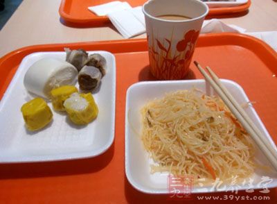 有些人為了在早上多睡一小會，會不吃早飯