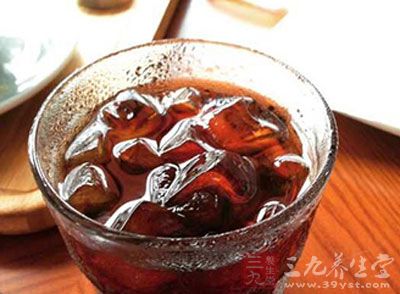 碳酸飲料中含有大量的碳酸鹽和維生素C