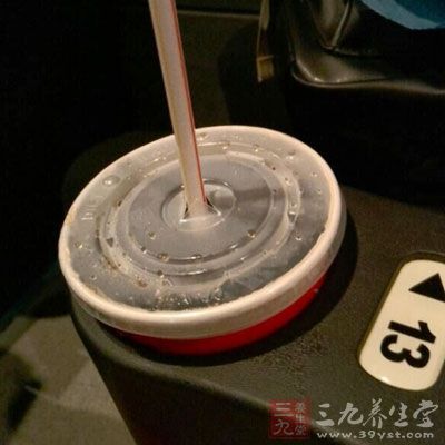 更多的病例越來越證明過量飲用可樂確實會導致人體血鉀過低 更多的病例越來越證明過量飲用可樂確實會導致人體血鉀過低