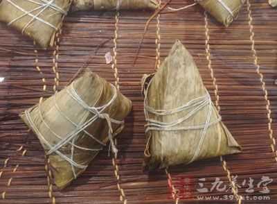 端午節,人們不僅吃粽子,有的地方還需要喝雄黃酒 端午節,人們不僅吃粽子,有的地方還需要喝雄黃酒
