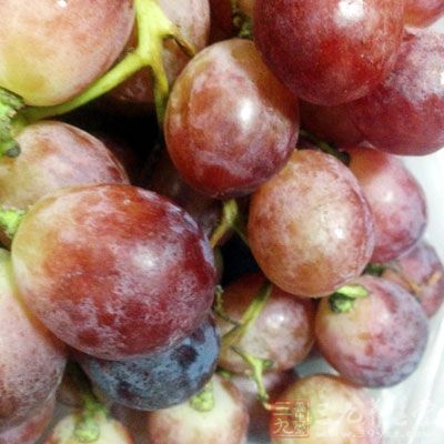 食粽時搭配時令蔬菜,餐後再來一份水果 食粽時搭配時令蔬菜,餐後再來一份水果