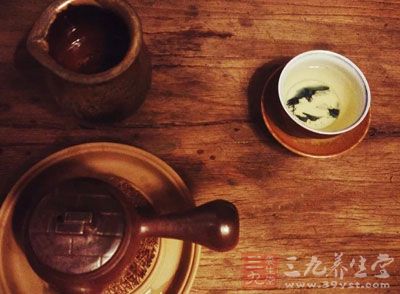 過多飲茶,尤其是空腹飲茶極易導致茶水消耗人體的陽氣 過多飲茶,尤其是空腹飲茶極易導致茶水消耗人體的陽氣