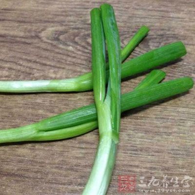 原料:海蜇、黃瓜、大蒜、紅彩椒、香蔥 原料:海蜇、黃瓜、大蒜、紅彩椒、香蔥
