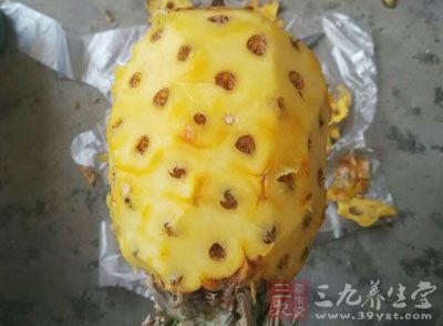 很多小販將菠蘿切成小塊在路邊售賣