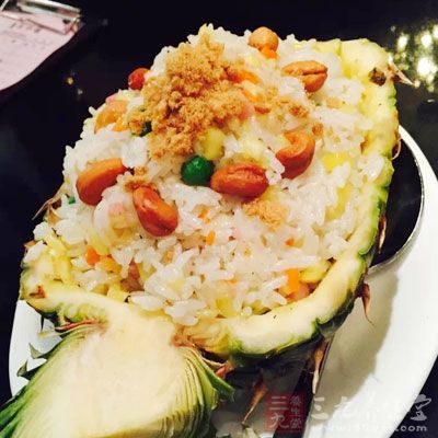熟米飯，鮮菠蘿1個，雞蛋1個，青紅菜椒各半個