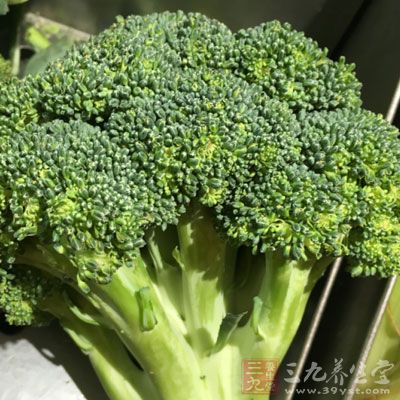 在吃海產品的同時吃些西蘭花、西紅柿、香菇、蘋果等蔬菜、水果,有利於污染物的排出 在吃海產品的同時吃些西蘭花、西紅柿、香菇、蘋果等蔬菜、水果,有利於污染物的排出