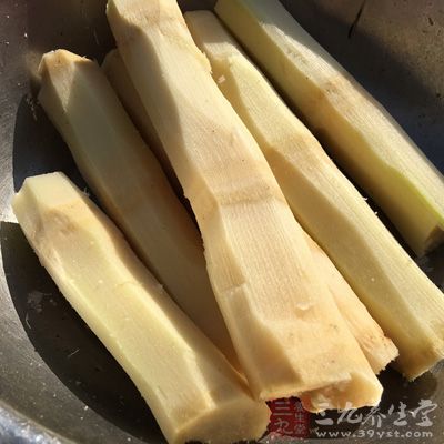 甘蔗含有葡萄糖，果糖和蔗糖，對於糖尿病身體都是有害的物質