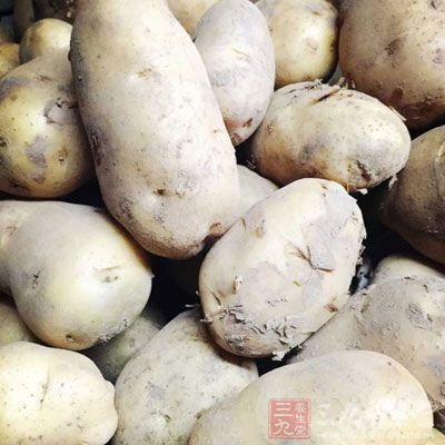 以馬鈴薯洗淨去皮,搗碎如泥敷於患處 以馬鈴薯洗淨去皮,搗碎如泥敷於患處