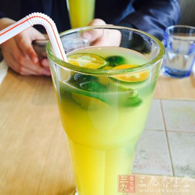先小飲半杯(約100毫升),可以是室溫的果汁、酸奶 先小飲半杯(約100毫升),可以是室溫的果汁、酸奶