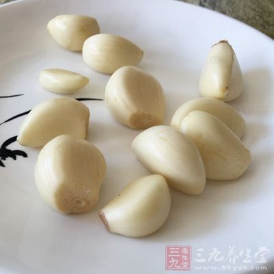 大蒜中的含硫化合物能促進腸產生一種酶或稱為蒜臭素的物質 大蒜中的含硫化合物能促進腸產生一種酶或稱為蒜臭素的物質