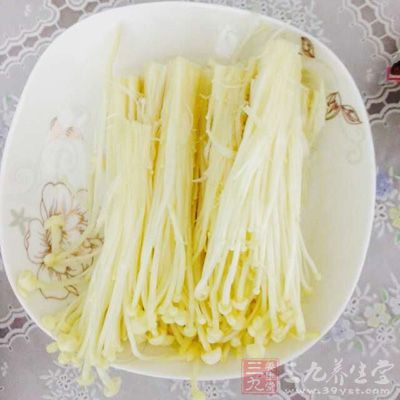 金針菇、雞蛋3個、鹽適量、色拉油 金針菇、雞蛋3個、鹽適量、色拉油