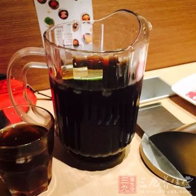 碳酸飲料中的糖分容易加重口渴現象 碳酸飲料中的糖分容易加重口渴現象