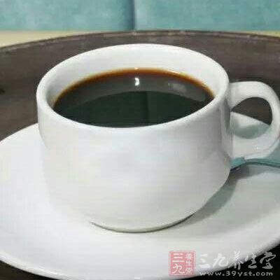 實際上,與一杯咖啡相比較,以補充能量為賣點的軟飲料含有的咖啡因要少得多,但是糖分卻高得多 實際上,與一杯咖啡相比較,以補充能量為賣點的軟飲料含有的咖啡因要少得多,但是糖分卻高得多