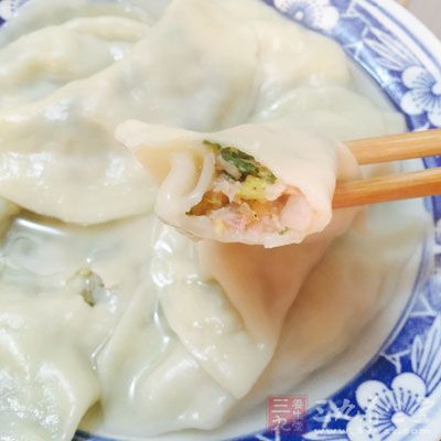 按照膳食酸鹼平衡的原則,“酸性”的肉蛋類和精白面粉,應當與“鹼性”的蔬菜原料相平衡 按照膳食酸鹼平衡的原則,“酸性”的肉蛋類和精白面粉,應當與“鹼性”的蔬菜原料相平衡