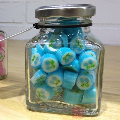 不要把放甜食的罐子、瓶子等放在孩子一眼就能看到、或者他能夠夠得著的地方