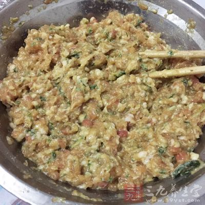碎肉在絞制的過程中不僅混雜有加工廠裡的灰塵，還有豬毛等等