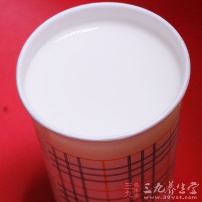 現在牛奶一般有酸奶和純牛奶之分