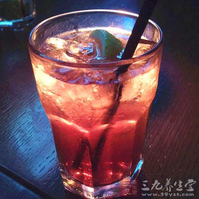 長時間喝碳酸飲料帶來的傷害是遠遠大於這樣的好處