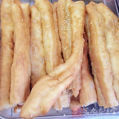 二氧化碳氣體受熱膨脹，因而令油條脹大