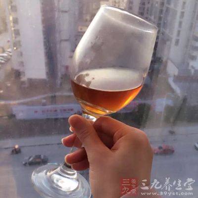 酒精對於人的神經系統有著麻痺與抑制作用