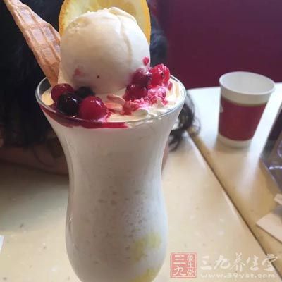 大街小巷的各種冷飲賣的很是火爆 大街小巷的各種冷飲賣的很是火爆