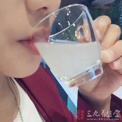 人們需要做的就是及時的為身體補水 人們需要做的就是及時的為身體補水