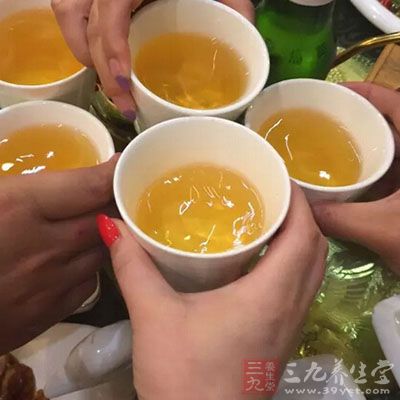 抽煙喝酒是較為常見的現象