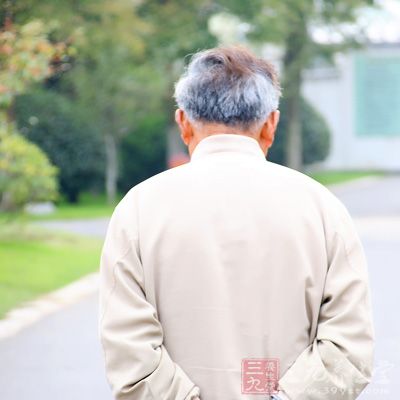 中老年人喝老化水會加速衰老