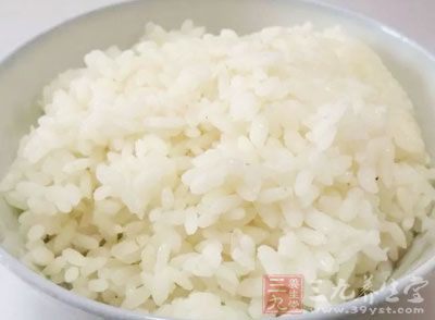如果用這樣的水煮米飯,會破壞大米中的維生素B1造成營養缺失 如果用這樣的水煮米飯,會破壞大米中的維生素B1造成營養缺失