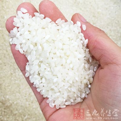 米水比例要恰當。蒸之前,先把米在冷水裡浸泡1個小時,讓米粒充分吸水 米水比例要恰當。蒸之前,先把米在冷水裡浸泡1個小時,讓米粒充分吸水