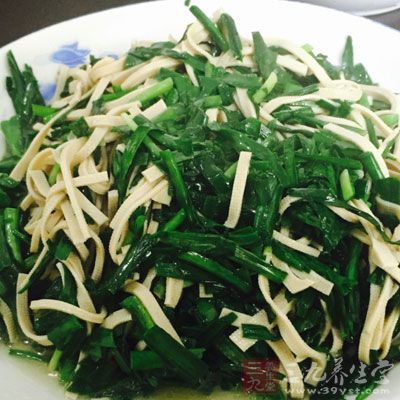 熟的韭菜不能隔夜吃,以免亞硝酸鹽中毒 熟的韭菜不能隔夜吃,以免亞硝酸鹽中毒
