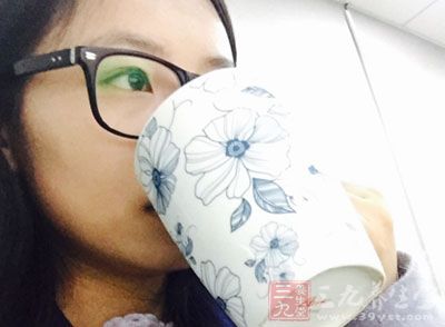 喝水能補充身體所缺的水分,促進新陳代謝 喝水能補充身體所缺的水分,促進新陳代謝